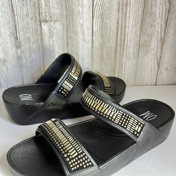 Slip on sandals, black w gold beads on straps, size 8 US - Picture 2 of 16